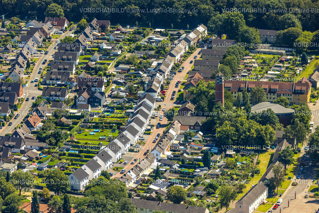 Voerde240802715 | Luftbild, Reihenhaus Wohnsiedlung an der Leitkamp Straße, kath. Kirchengemeinde St. Peter und Paul mit Kirchturm, Möllen, Voerde, Ruhrgebiet, Niederrhein, Nordrhein-Westfalen, Deutschland