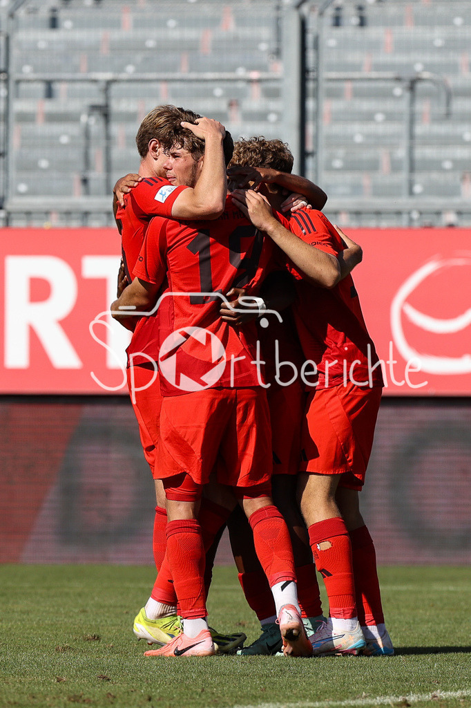FC Würzburger Kickers - FC Bayern Amateure | Jubel nach dem Treffer zum 1-4 durch Kurt RUEGER (FC Bayern München II #12) / Freude / Happy / Tor / Torschuetze / Regionalliga Bayern: FC Würzburger Kickers - FC Bayern München II, AKON Arena am 24.08.2024