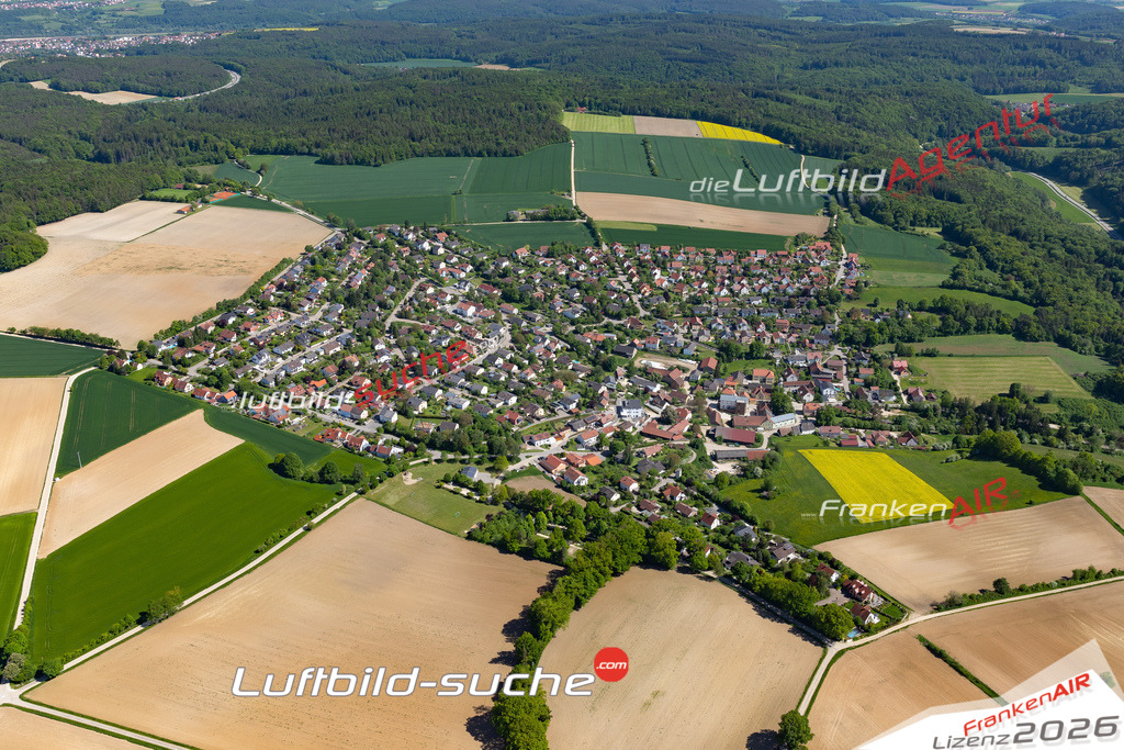 Die Luftaufnahme Eilsbrunn - Sinzing wurde 2021 mittels Flugzeug (keine Drohne) erstellt. Hohe Auflösung -für große Poster und Wandbilder geeignet!
