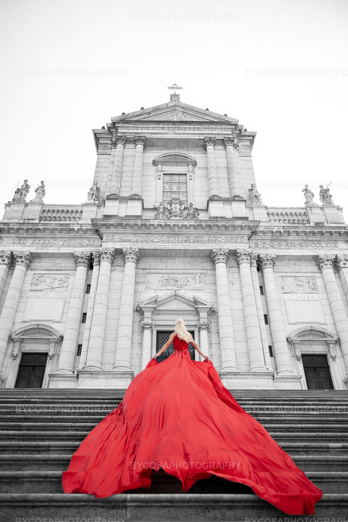 Die rote Eleganz | Diese Fine-Art-Fotografie lebt vom starken visuellen Kontrast: Die monumentale, helle Architektur steht im bewussten Gegensatz zum intensiven Rot des Kleides.Die aufsteigenden Stufen symbolisieren Kraft, Selbstbewusstsein und Bewegung nach vorne, während die minimalistische Farbwelt dem Motiv eine zeitlose Ruhe verleiht.Ein außergewöhnliches Kunstwerk für moderne Wohnräume, Galerien, Hotels oder stilvolle Geschäftsräume. - Realisiert mit Pictrs.com