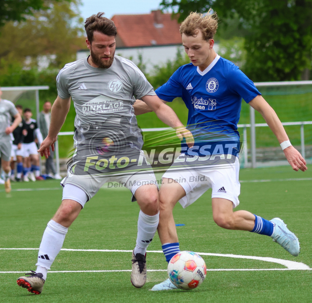 SV Enger-Westerenger - TuS Bruchmühlen | Auf dem Bild zu sehen: grau SV Enger-Westerenger: Danny Alves-Rei ; blau TuS Bruchmühlen: Ben Joris MeyerSV Enger-Westerenger, TuS Bruchmühlen, Saison 25/26, Kreisliga A, Enger, Deutschland - Realisiert mit Pictrs.com