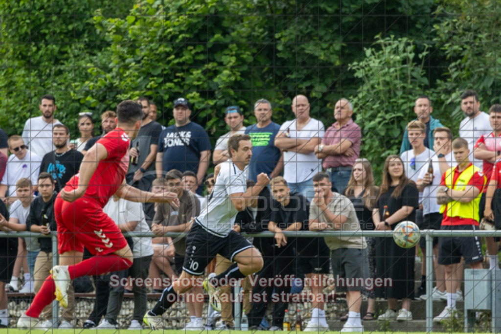 20250616_183402_0201 | #,  TV Eybach (weiß) vs. 1.FC Donzdorf II (rot), Fussball, Entscheidungsspiel 3 in Kreisliga A3 - Bezirk Neckar/Fils, Saison 2024/2025, Rasensportplatz, Staufenecker Str. 41, 73084 Salach, 16.06.2025 - 18:30 Uhr,Foto: PhotoPeet-Sportfotografie/Peter Harich