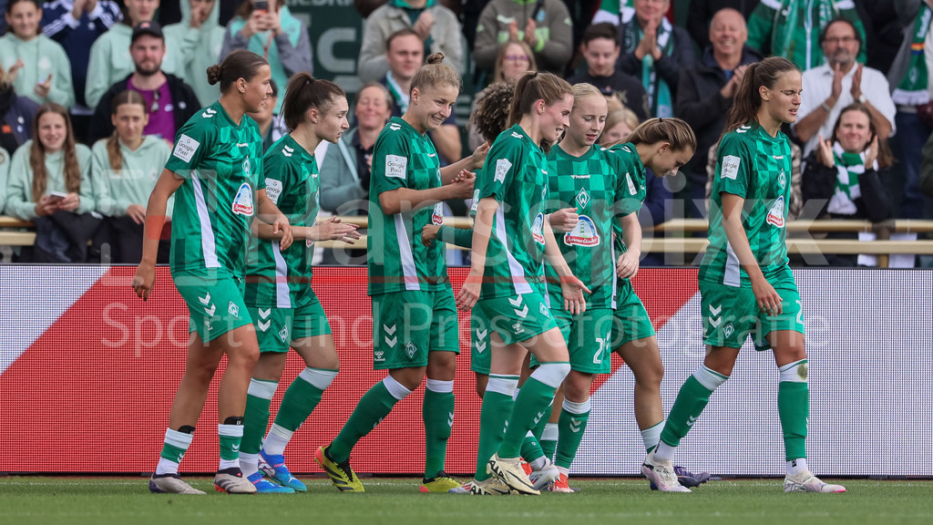 Fussball, Google Pixel Frauen-Bundesliga, SV Werder Bremen - 1. FFC Turbine Potsdam | v.li.: Spielerinnen des SV Werder Bremen mit Torjubel, Jubel, jubeln, jubelt, optimistisch, Spielszene, Highlight, Freude über das Tor zum 1:0, DIE DFB-RICHTLINIEN UNTERSAGEN JEGLICHE NUTZUNG VON FOTOS ALS SEQUENZBILDER UND/ODER VIDEOÄHNLICHE FOTOSTRECKEN. DFB REGULATIONS PROHIBIT ANY USE OF PHOTOGRAPHS AS IMAGE SEQUENCES AND/OR QUASI-VIDEO.