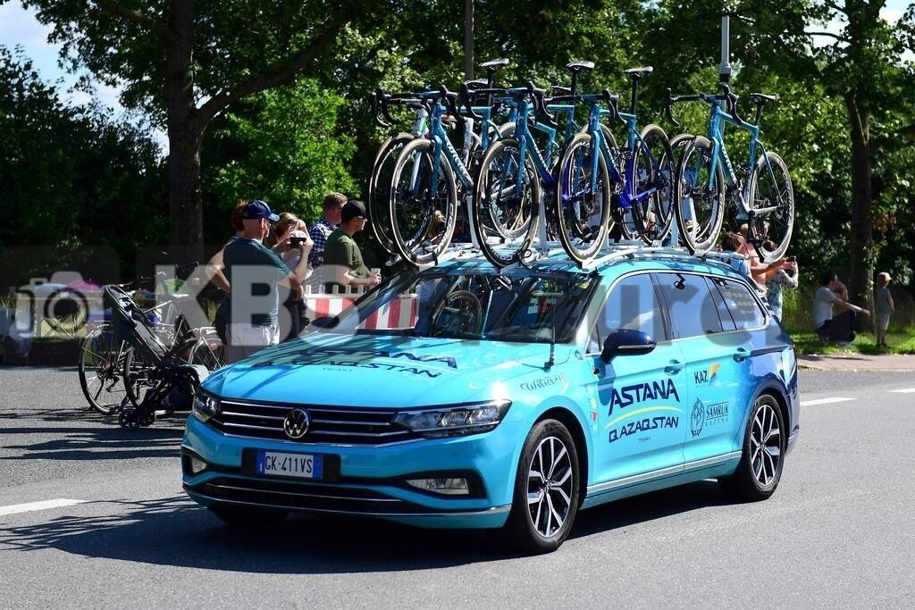 KBS Picture_Cyclassics-Hamburg2023_200823_062 | Cyclassics auf der Pinneberger Strasse in Rellingen , Serviceauto Team Astana ,Bemer Cyclassics Hamburg Radrennen 2023 , Durch Hamburg und Schleswig-Holsten ,UCI-WorldTour-Rennen Profi-Elite Herren ca.200KM , Amateurradfahrer Jedermann Rennen 60KM ,Amateurradfahrer Jedermann Rennen 100KM , - Realisiert mit Pictrs.com