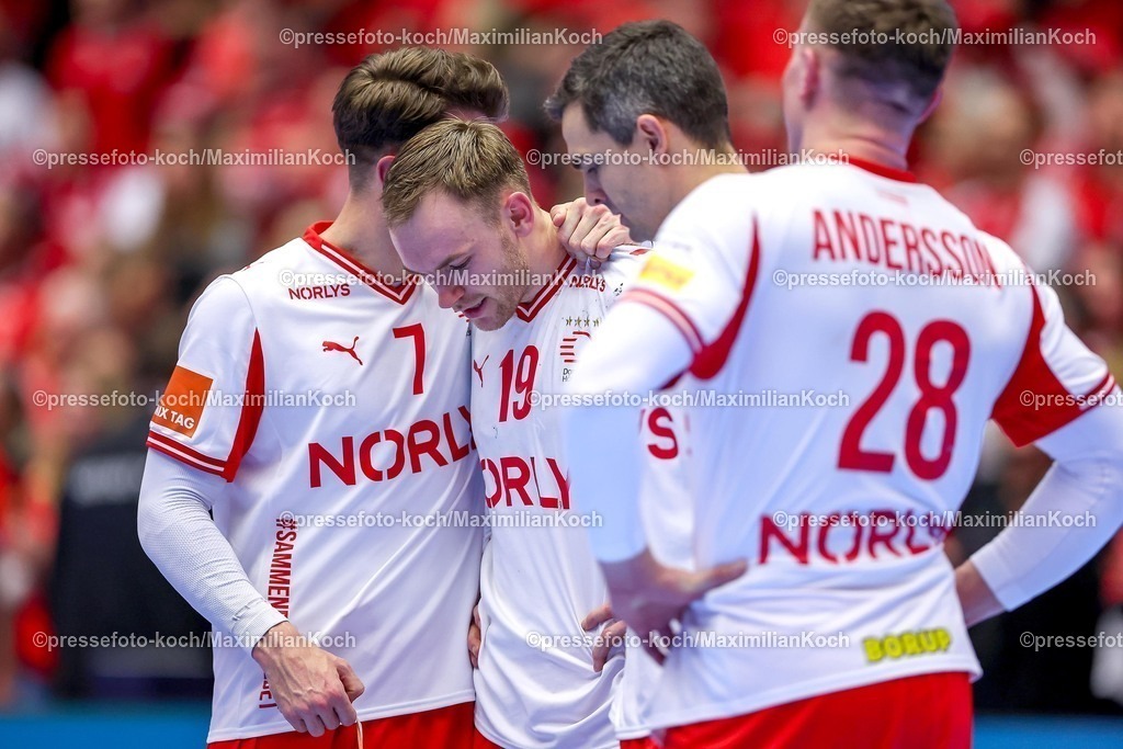 EHF22012603129 | 22.01.2026, Handball, Men's EHF EURO 2026, Frankreich - Dänemark, Jyske Bank Boxen in Herning, Dänemark, Main Round: Abschlussjubel nach dem Sieg Dänemarks gegen Frankreich.  Emil Jakobsen (Denmark #07)  Mathias Gidsel (Denmark #19)  Rasmus Lauge Schmidt (Denmark #11)  Lasse Bredekjaer Andersson (Denmark #28)