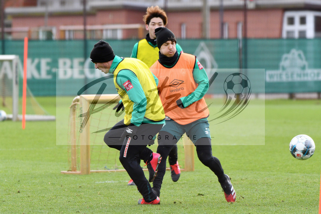 20200212_TRASVW_0080 | Fussball, Herren: Fin Bartels (Werder Bremen) und Simon Straudi (Werder Bremen) im Zweikampf waehrend der Trainingseinheit des SV Werder Bremen auf dem wohninvest Weserstadion Trainingsplatz am 12.02.2020 in Bremen, Deutschland. - Realisiert mit Pictrs.com