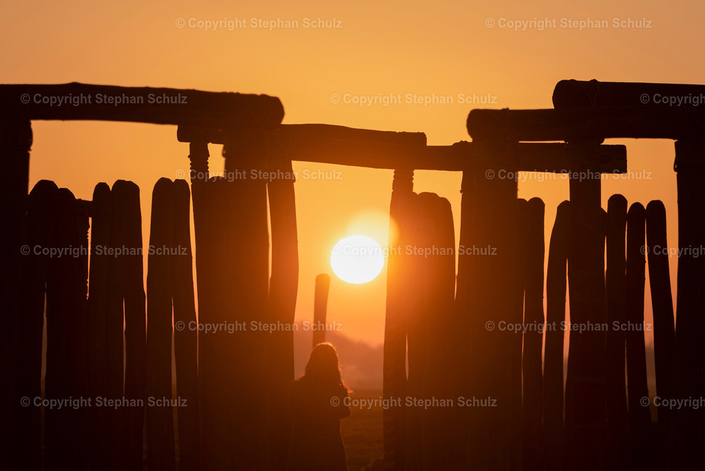 Wintersonnenwende5 | Die Sonne geht am Ringheiligtum Pömmelte auf. Die prähistorische Kultstätte wird von Archäologen auch das deutsche Stonehenge genannt. Am Montag, den 21. Dezember 2020, ist Wintersonnenwende und damit die längste Nacht und der kürzeste Tag des Jahres. - Realisiert mit Pictrs.com