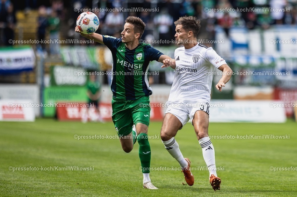 xKWI02082501037 | 02.08.2025, xkwix, Fußball, Regionalliga West, FC Gütersloh - 1. FC Bocholt, Ohlendorf Stadion im Heidewald: Patrik Twardzik ( FC Gütersloh #18 ) im Zweikampf gegen Julian Riedel (1.FC Bocholt #3) 