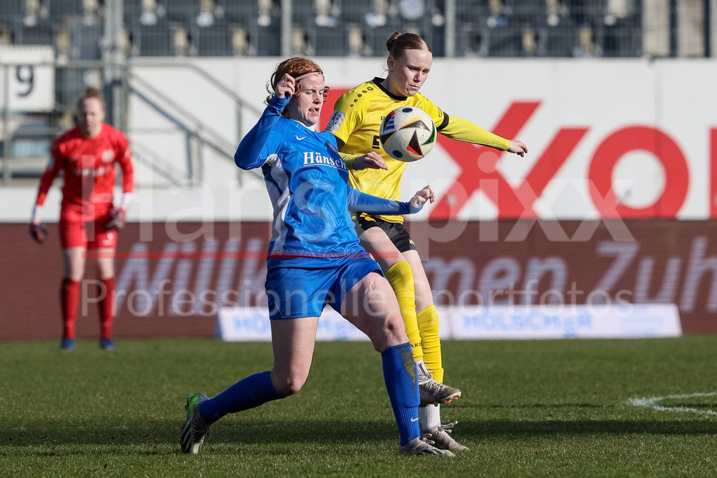 Fussball, 2. Frauen-Bundesliga, SV Meppen - SV 67 Weinberg | v.li.: Lena Göppel (SV Meppen, 5) und Solveig Schlitter (SV 67 Weinberg, 25) im Zweikampf, Duell, Dynamik, Aktion, Action, Spielszene, DIE DFB-RICHTLINIEN UNTERSAGEN JEGLICHE NUTZUNG VON FOTOS ALS SEQUENZBILDER UND/ODER VIDEOÄHNLICHE FOTOSTRECKEN. DFB REGULATIONS PROHIBIT ANY USE OF PHOTOGRAPHS AS IMAGE SEQUENCES AND/OR QUASI-VIDEO.