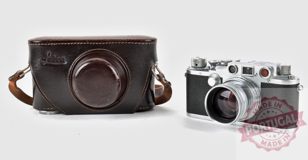 Vintage Leica rangefinder film camera with leather case | Leica film camera and matching leather case showing classic photography equipment - Realisiert mit Pictrs.com