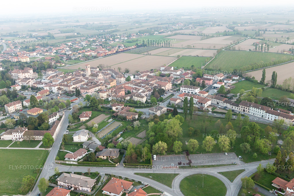Aerial view: View of the town in Bando in the state Friuli Venezia Giulia, Italy. – Photo: IMG_099016.jpg taken on 04/08/2017 by Werner Riehm/FLY-FOTO.com – Resolution of the original: 5135 x 3423 px