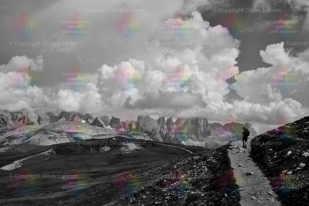 Ein Wanderer auf dem Schlern Plateau | Ein Wanderer auf dem dem Schlern Plateau und am Horizont bilden sich Gewitterwolken über dem Rosengarten