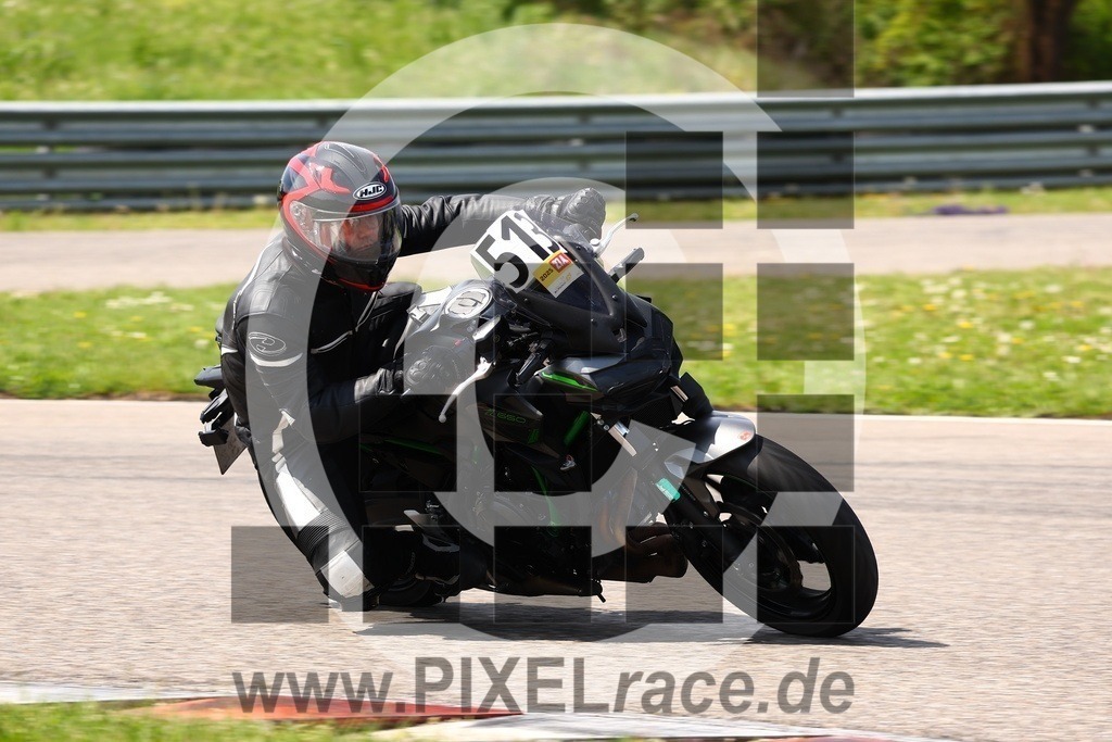0513-20250427_02051 | Schöne Erinnerungen an spannende Momente - das festzuhalten ist unser Job. PIXELrace.de ist seit 2003 auf den Rennstrecken Europas unterwegs um die Action draußen beim Fahren und die wunderbare Stimmung imm Fahrerlager für euch einzufangen.