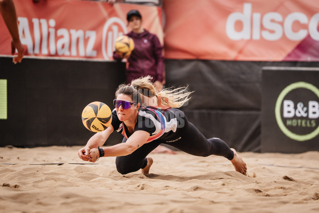 Beachvolleyball | Frauen | Allianz German Beach Tour 2025 | Tourstop Düsseldorf | 17.05.2025 | Sandra Ferger springt zum Ball