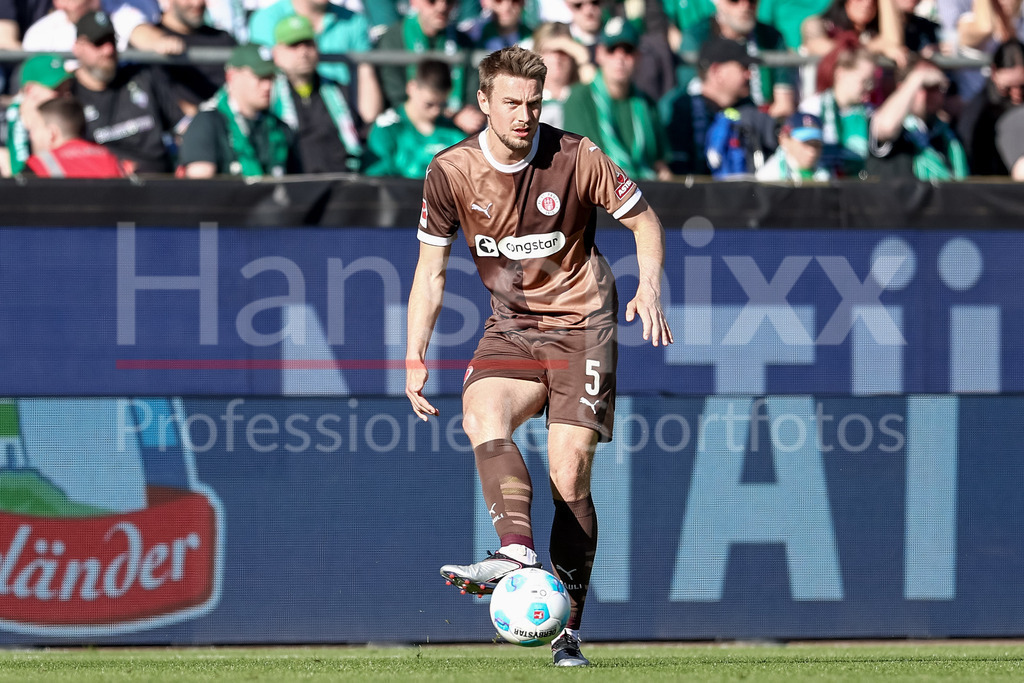 Fussball, Bundesliga, SV Werder Bremen - FC St. Pauli | Hauke Wahl (FC St. Pauli, 5) am Ball, Freisteller, Einzelbild, Ganzkörper, Aktion, Action, Spielszene, DIE DFL-RICHTLINIEN UNTERSAGEN JEGLICHE NUTZUNG VON FOTOS ALS SEQUENZBILDER UND/ODER VIDEOÄHNLICHE FOTOSTRECKEN. DFL REGULATIONS PROHIBIT ANY USE OF PHOTOGRAPHS AS IMAGE SEQUENCES AND/OR QUASI-VIDEO.