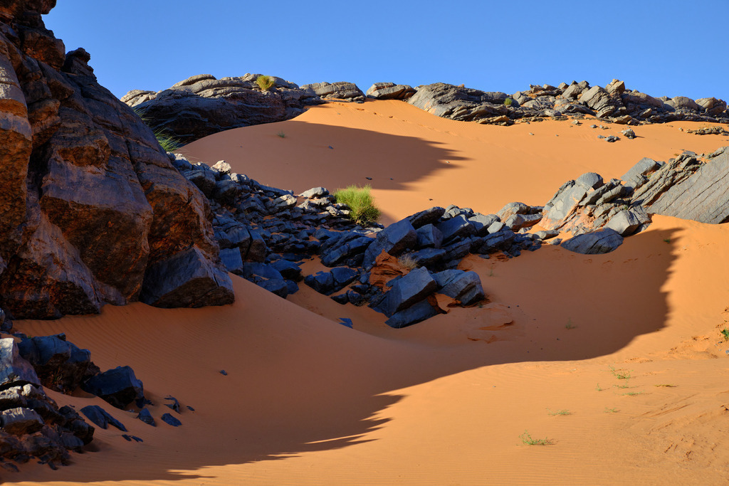 Gebirgslandschaft mit Sand und Felsen | Marokko - November 21, 2024: Gebirgslandschaft mit Sand und Felsen. - Realisiert mit Pictrs.com