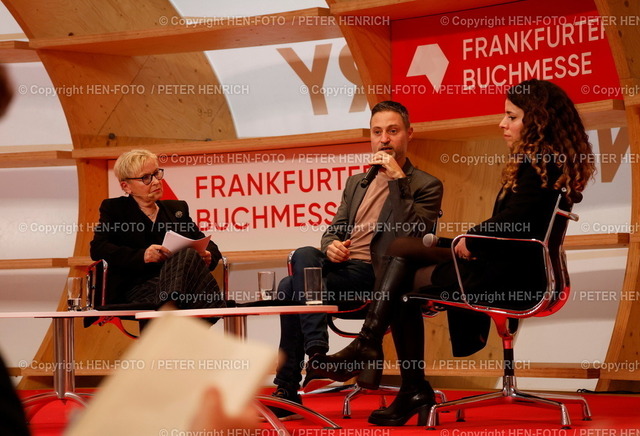 Impressionen Buchmesse | 19.10.2023 75. Frankfurter Buchmesse 2023 75 TIMES Fachmesse für Bücher und Verlage #fbm2023 Messestand (Foto: Peter Henrich)19.10.2023 75. Frankfurter Buchmesse 2023 75 TIMES Fachmesse für Bücher und Verlage #fbm2023 Frankfurt Pavillion Agora Thema Israel und Palästina - Wege aus der Unversöhnlichkeit mit v. li. Prof. Bascha MIKA (Moderatorin) Prof. Dr. Meron MENDEL (Leiter Bildungsstätte Anne Frank) Alena JABARINE (Journalistin) (Foto: Peter Henrich) - Realisiert mit Pictrs.com