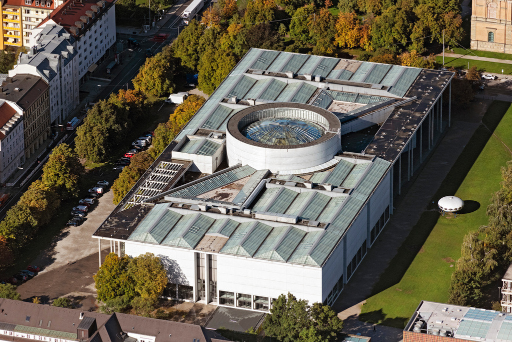 dr__0054346.jpg | MüNCHEN 07.10.2024 Museum Pinakothek der Moderne an der Gabelsbergerstraße - Türkenstraße in München Maxvorstadt im Bundesland Bayern. Weiterführende Informationen bei: Bayerische Staatsgemäldesammlungen Kunstareal München. // The " Museum Pinakothek der Moderne " in Munich Maxvorstadt in the state of Bavaria. Further information at: Bayerische Staatsgemaeldesammlungen Kunstareal Muenchen. Foto: Daniel Reiter