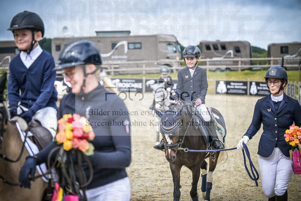 DOS_0451 | Entdecke hochwertige Reitturnierfotos von Foto Oger. Professionell, emotional und authentisch – jetzt Lieblingsmomente im Shop bestellen.Deutschlandweite Turnierfotografie. - Realisiert mit Pictrs.com