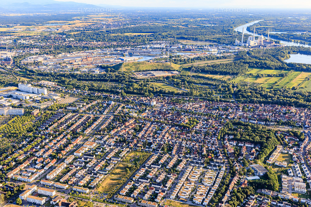 Luftbild: Ortsansicht von Norden im Ortsteil Knielingen in Karlsruhe im Bundesland Baden-Württemberg in Deutschland. – Foto: IMG_142291.jpg vom 07.07.2024 durch Werner Riehm/FLY-FOTO.de – Auflösung des Originals: 5335 x 3557 px