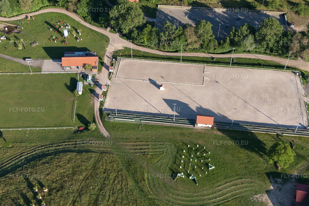 Vue aérienne: Piste de course de l'hippodrome - Piste de trot du Haras De La Née à Néewiller-prés-Lauterbourg à Neewiller-près-Lauterbourg dans le département Bas Rhin, France.Photo: IMG_66605.jpg prise le 05/06/2014 par Werner Riehm/FLY-FOTO.euRésolution de l'original: 4752 x 3168 px