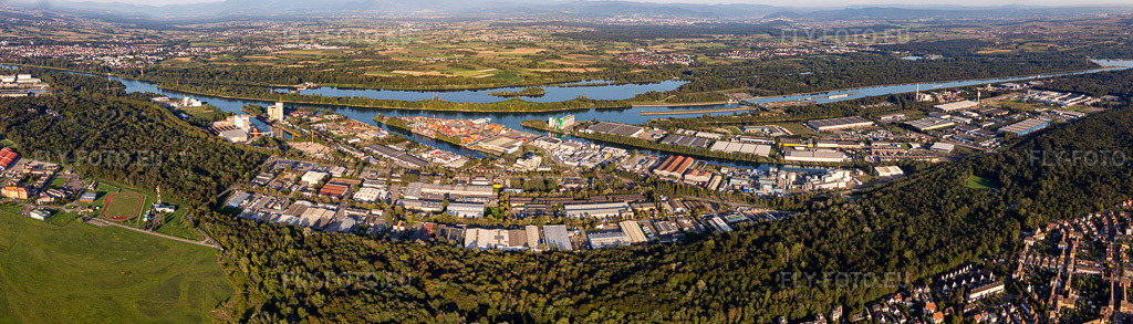 Vue aérienne: Panorama des ports rhénans de Strasbourg Port indépendant de Strasbourg Terminals Rhin Europe à le quartier Straßburg-Neuhof in Straßburg dans le département Bas Rhin, France – .Photo: IMG_137848-Pano.jpg prise le 18/08/2023 par Werner Riehm/FLY-FOTO.eu – Résolution de l'original: 14216 x 4072 px – RET - Rhine Europe Terminals