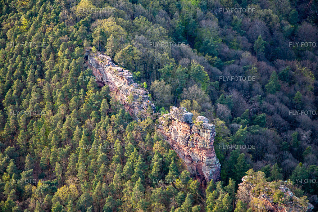 Luger Geiersteine | Luftbild: Luger Geiersteine in Lug im Bundesland Rheinland-Pfalz in Deutschland. Foto: IMG_140139.jpg vom 11.04.2024 durch ©2025 Werner Riehm fly-foto.de/copyright - Realisiert mit Pictrs.com