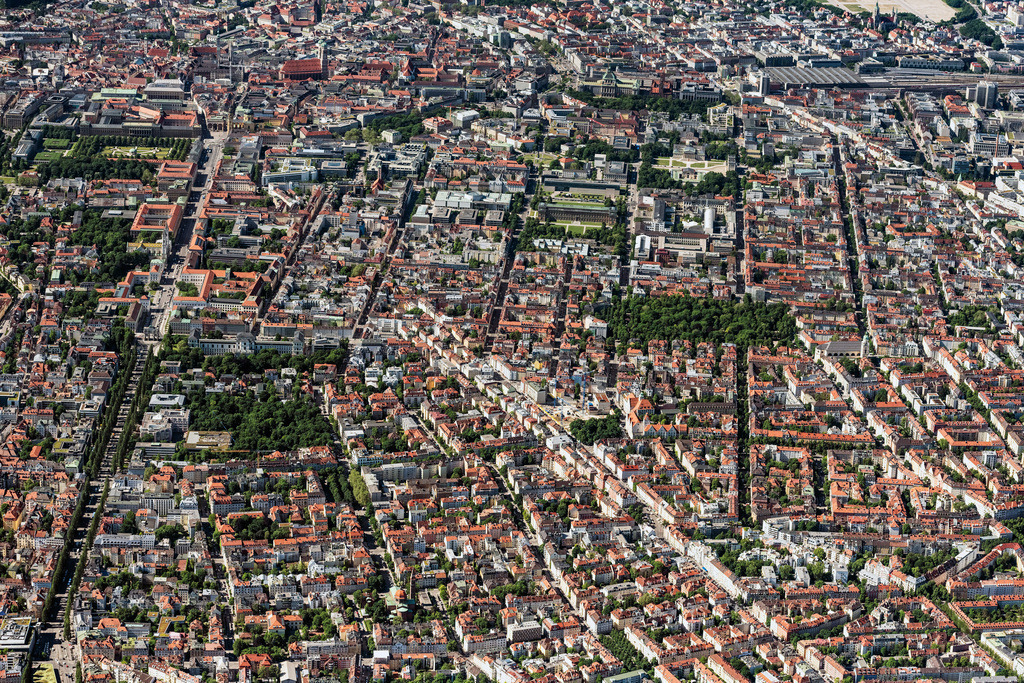 dr__0065275.jpg | MüNCHEN 15.06.2021 Stadtzentrum im Innenstadtbereich entlang der Ludwigstraße im Ortsteil Maxvorstadt in München im Bundesland Bayern, Deutschland. // The city center in the downtown area along the Ludwigstrasse in the district Maxvorstadt in Munich in the state Bavaria, Germany. Foto: Daniel Reiter