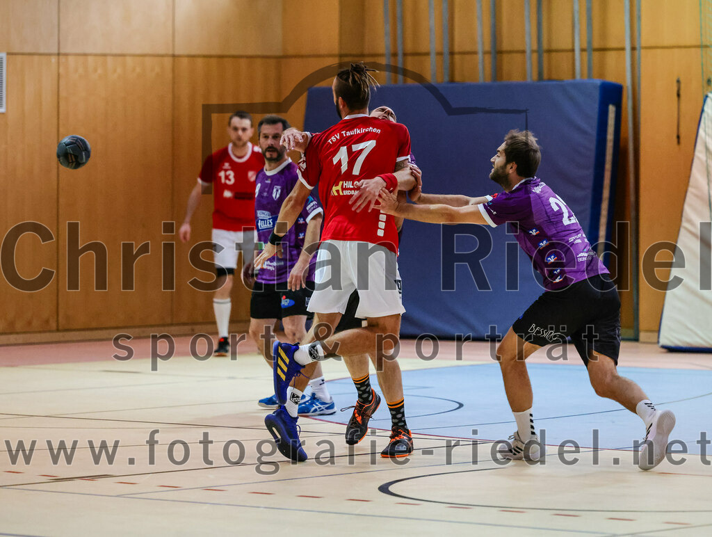 2023-10-21_057_SpVgg_Altenerding_III_gegen_TSV_Taufkirchen-Vils | Erding, Deutschland, 21.10.2023:
Handball, Bezirksklasse Männer Staffel Ost 2023 / 2024, 4. Spieltag, SpVgg Altenerding III gegen TSV Taufkirchen/Vils, Endergebnis: 27:32

Levente Vas (TV Altötting, #17), Thomas Peteranderl (SpVgg Altenerding, #22)

Foto: Christian Riedel / fotografie-riedel.net