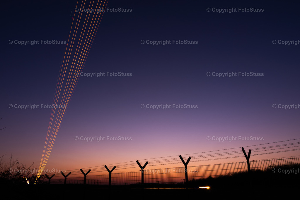 Startende Flugzeuge am Flughafen Düsseldorf bei Nacht | Langzeitbelichtung mehrerer startender Flugzeuge am Düsseldorfer Flughafen bei Nacht, - Realisiert mit Pictrs.com