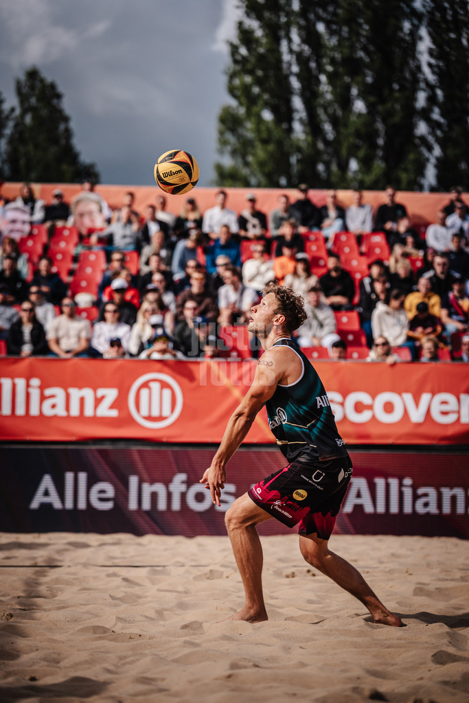 Beachvolleyball | Männer | Allianz German Beach Tour 2025 | Tourstop Berlin | 23.08.2025 | Eric Stadie-Seeber spielt den Ball