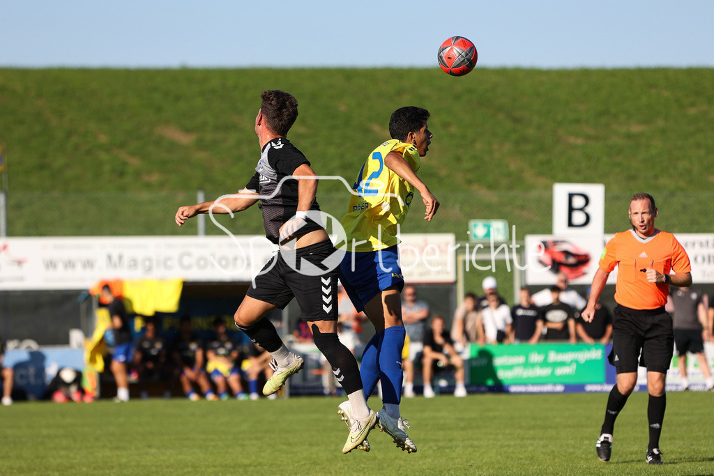 FC Pipinsried - SV Wacker Burghausen | Dennis SCHMUTZ (SVW #7) im Duell mit Pablo RODRIGUEZ-BENITEZ (FCP #42)