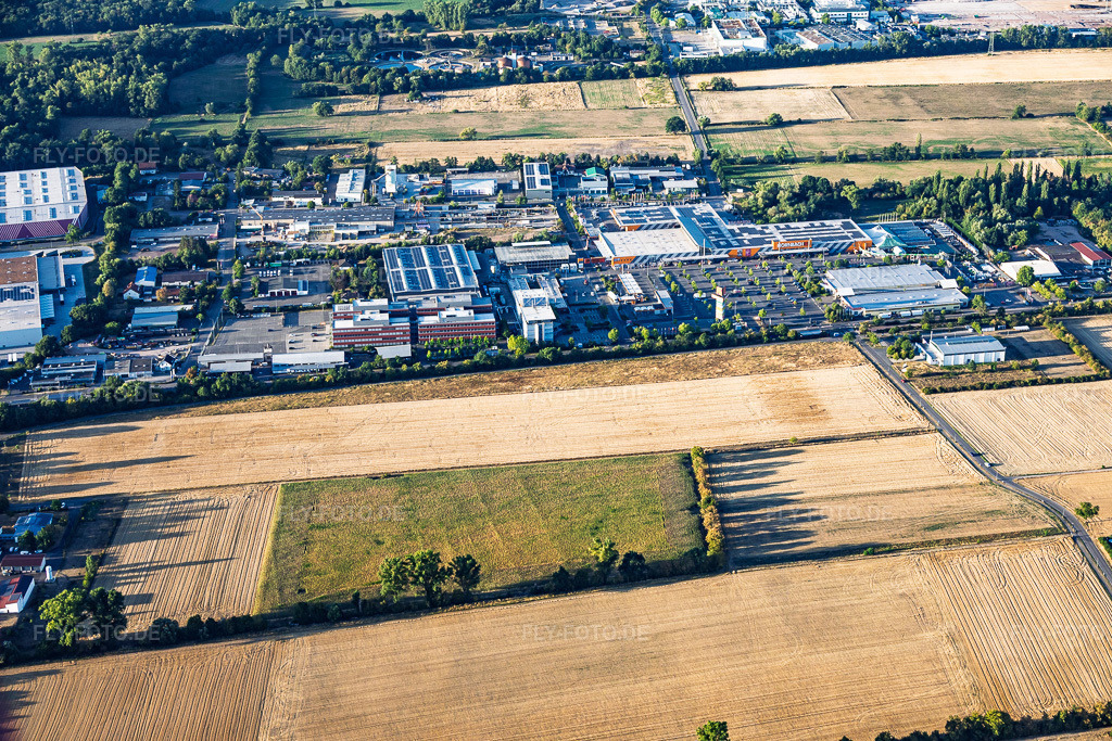 Luftbild: HORNBACH Baumarkt und Zentrale Bornheim im Ortsteil Dreihof in Bornheim im Bundesland Rheinland-Pfalz in Deutschland. – Foto: IMG_158496.jpg vom 07.08.2026 durch Werner Riehm/FLY-FOTO.de – Auflösung des Originals: 6000 x 4000 px
