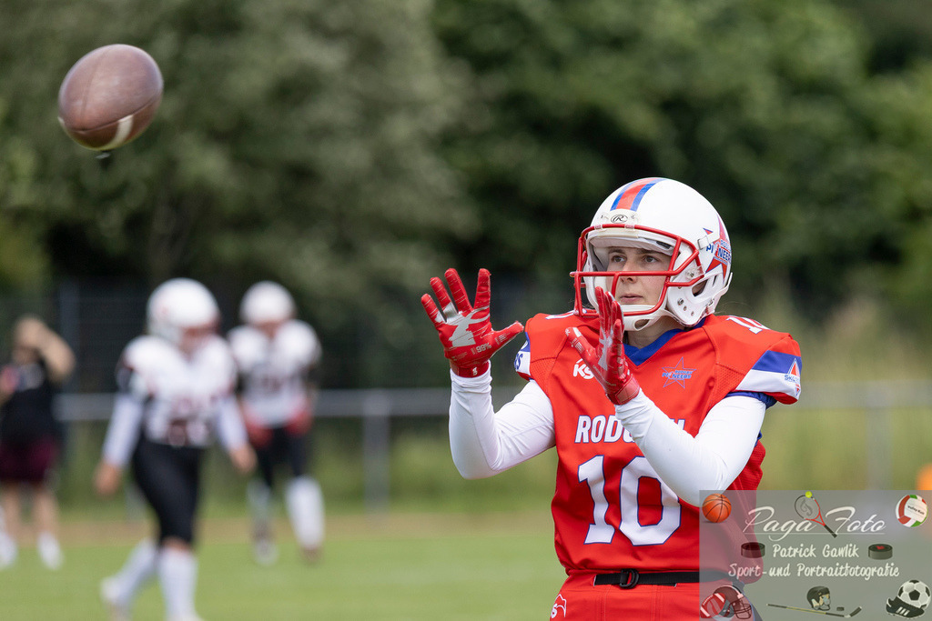 GFLW 1: German Football League Women 1: Rodgau Pioneers Ladies - Stuttgart Scorpions Sisters, 07.06.2026 | Celine Kienitz (Rodgau Pioneers Ladies #10) fängt einen Ball,, Freisteller, Portrait / Porträt, Rodgau Pioneers Ladies - Stuttgart Scorpions Sisters, Rodgau, Maingau-Energie-Stadion "Am Weichsee", 7.6.2026 - Realisiert mit Pictrs.com