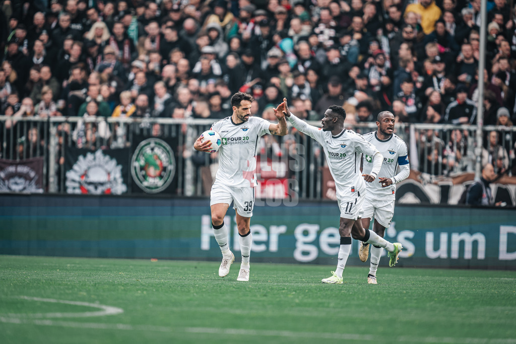 Fußball | Männer | Saison 2023/2024 | 2. Fußball-Bundesliga | 27. Spieltag | FC St. Pauli vs. SC Paderborn 07 | 31.03.2024 | Adriano Grimaldi (#39, SC Paderborn 07) trifft zum Anschluss und klatscht mit Sirlord Conteh (#11, SC Paderborn 07) ab