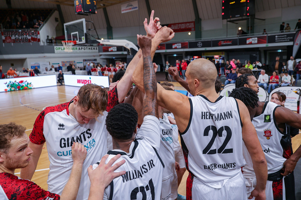 BAYER GIANTS vs VfL Sparkassenstars Bochum-87 | Fotos von Basketballspielen aus dem Raum NRW fotografiert von Gero Mueller-Laschet und Daniel Schaefer - Realisiert mit Pictrs.com