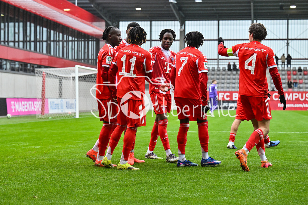 FC Bayern München - Hannover 96 | MUNICH, GERMANY - 15. FEBRUARY: Jubel der Bayern nach dem Treffer zum 2-0 durch Wisdom MIKE (FC Bayern München U19 11) / Tor / Torschuetze / Freude / Happy während dem Spiel zwischen der U19 des FC Bayern München und der U19 von Hannover 96 am 2. Spieltag der Hauptrunde der U19-DFB-Nachwuchsliga am FC Bayern Campus