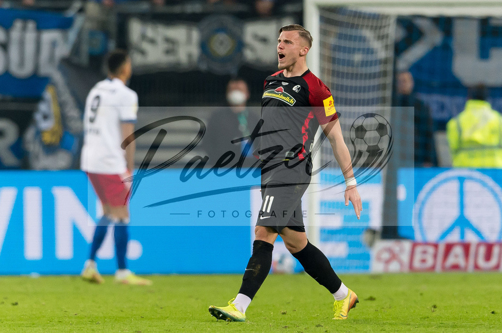 HSVSCF20220419_145 | Fussball, Herren: Ermedin Demirovic (SC Freiburg) Schlussjubel, jubelt nach dem 1:3 Sieg beim DFB-Pokal-Halbfinalspiel zwischen Hamburger SV und SC Freiburg im Volksparkstadion am 19.04.2022 in Hamburg, Deutschland.DFB / DFL REGULATIONS PROHIBIT ANY USE OF PHOTOGRAPHS AS IMAGE SEQUENCES AND/OR QUASI-VIDEO. - Realisiert mit Pictrs.com