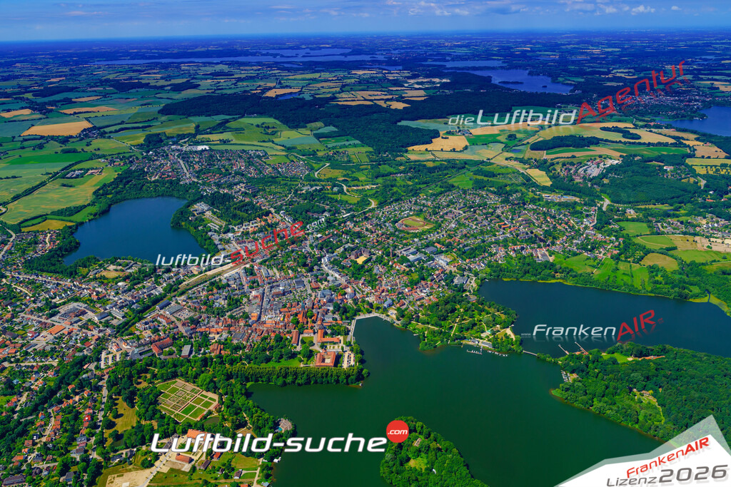 Das Luftbild der Stadt Eutin wurde 2018 vom Flugzeug heraus erstellt (keine Drohne) Aufnahmehöhe ca.400 Meter- hohe Auflösung für beste Druck-Qualität