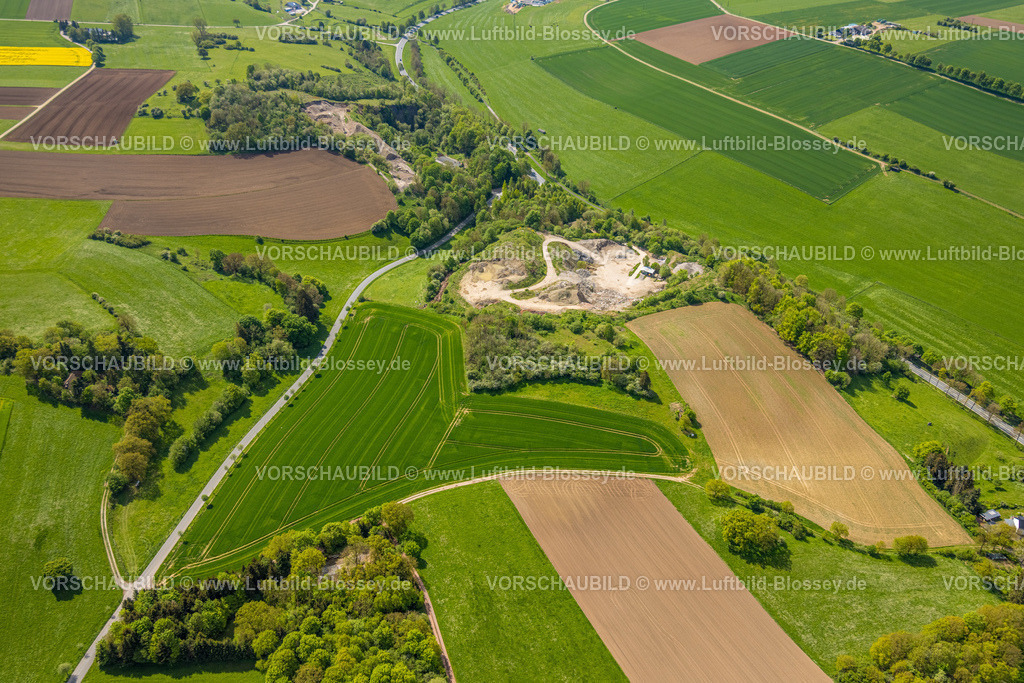 Brilon240503518 | Luftbild, Steinbruch Wülfte umgeben von Wiesen und Feldern, Relit Meschede GmbH - Bodendeponie und Bauschuttdeponie, Wülfte, Brilon, Sauerland, Nordrhein-Westfalen, Deutschland