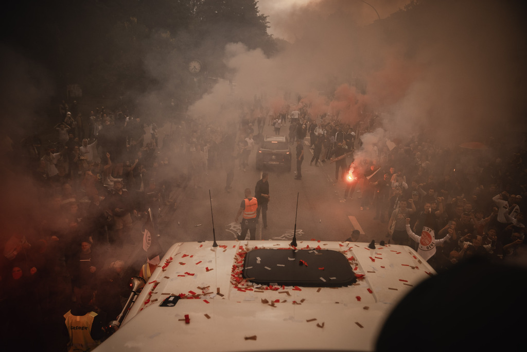 FCSP MEISTERFEIER-168 | Der offizielle Shop für FC St. Pauli Fotos. Wähle aus Spielszenen & Fanmomenten dein FCSP Wunschformat. Wir liefern Millerntor-Atmosphäre.