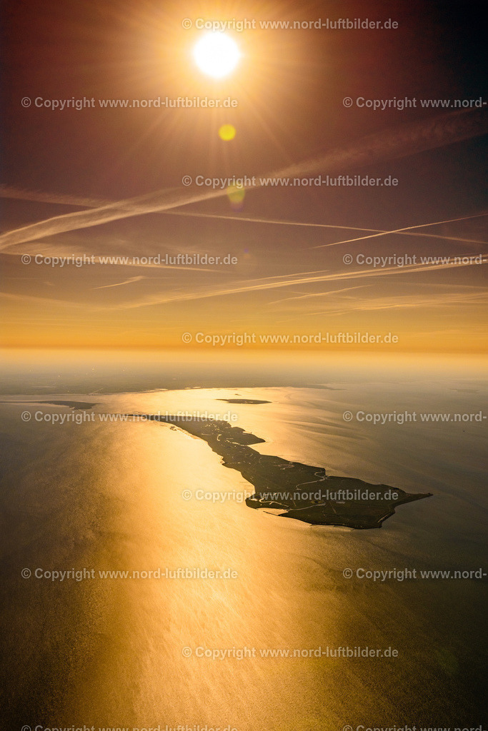 Hallig_Langeness_ELS_7494100623 | LANGENEß 10.06.2023 Grasflächen- Strukturen einer Hallig- Landschaft der Nordsee in Langeneß Nordfriesland im Bundesland Schleswig-Holstein, Deutschland. // Green space structures a Hallig Landscape of North Sea in Langeness North Friesland in the state Schleswig-Holstein, Germany. Foto: Martin Elsen