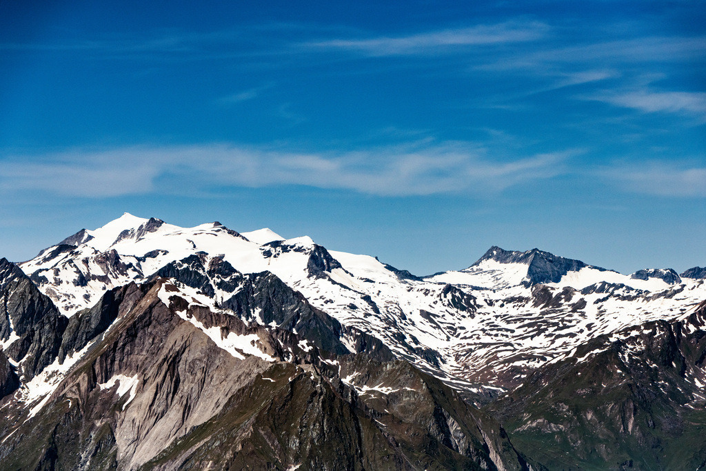 dr__0026308.jpg | GRUBEN 25.06.2019 Winterlich schneebedeckte Gipfel der Alpen in der Felsen- und Berglandschaft in Gruben in Tirol, Österreich. // Wintry snowy rocky and mountainous landscape the Alps in Gruben in Tirol, Austria. Foto: Daniel Reiter
