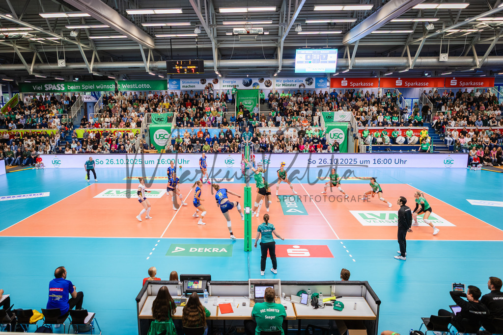 Volleyball, 1. Bundesliga Frauen, Hauptrunde, 1. Spieltag, Saison 2025/2026: USC Münster - SSC Palmberg Schwerin | 1. Bundesliga Frauen, Hauptrunde, 1. Spieltag, Saison 2025/2026, USC Münster empfängt SSC Palmberg Schwerin in der Sporthalle Berg Fidel in Münster. Foto: sportfotografie.ms | Markus Paletta - Realisiert mit Pictrs.com