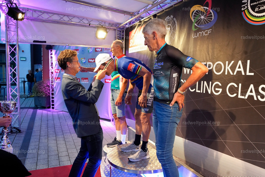 1246_20230817_Bewerb_Maenner_Muehlanger | AUT - OESTERREICH, 2023-08-16: SPORT RENNRAD-FAHREN - 55. INTERNATIONALER RADWELTPOKAL IN ST. JOHANN IN TIROL  - Vintage-Radrennen mit WM-Bronze-Medaillen-Siegerin Christina Schweinberger, den Teilnehmer und Alexander Baumann (vom Orginastions-Team) - TAG 2 BEWERB MAENNER IN SECHS GRUPPEN  ; Foto: Roland Muehlanger