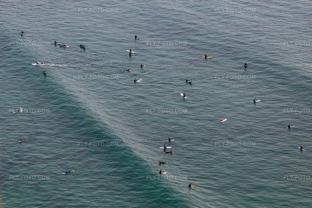 Aerial view: Wave surfers in front of Plage la Torche-Tronoën in Plomeur in the state Finistere, France.Photo: IMG_132579.jpg taken on 06/17/2022 by Werner Riehm/FLY-FOTO.comResolution of the original: 3617 x 2411 px