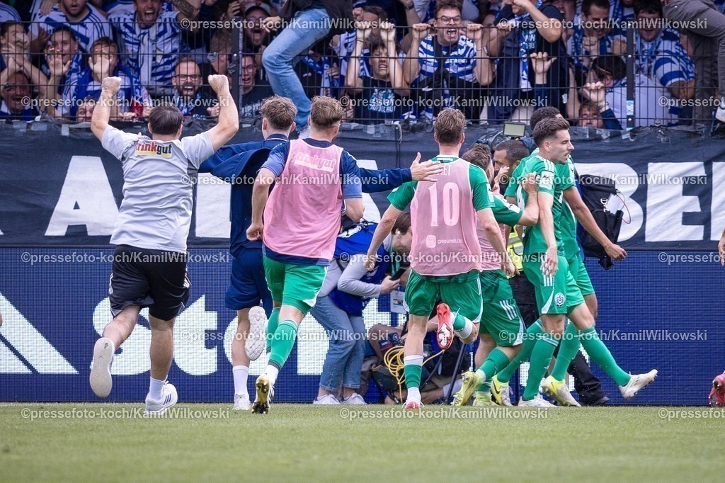 xKWIx30082502032 | 30.08.2025, xkwix, Fußball, Liga3, SC Verl - MSV Duisburg, Sportclub Arena: Torjubel nach dem Tor zum 2:3 durch Conor Noß (MSV Duisburg #14) 