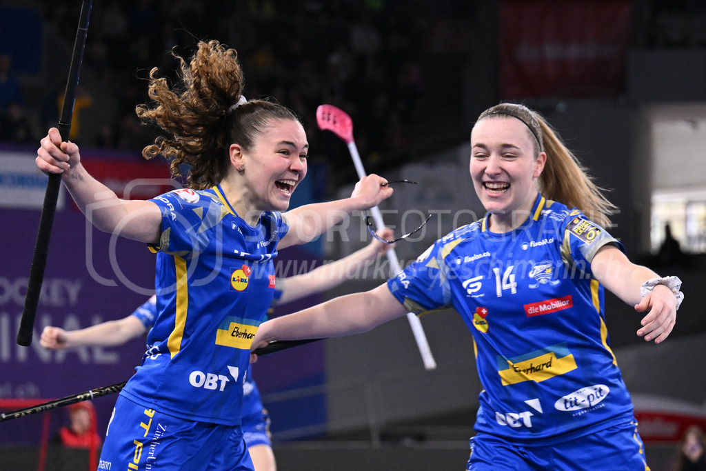 Kloten-Dietlikon Jets vs Skorpion Emmental Zollbrück - 15. April 2023 | 15.04.2023, Kloten, stimo arena, Swiss Unihockey Superfinal Frauen: Kloten-Dietlikon Jets - UHV Skorpion Emmental, Noomi Überschlag (#19 Kloten-Dietlikon Jets) erzielt das 1:0, rechts Chiara Bertini (#14 Kloten-Dietlikon Jets).. - Realisiert mit Pictrs.com