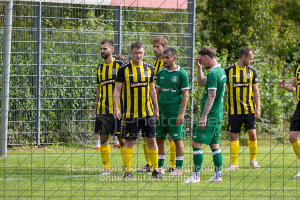 20250831_160814_0110 | #,TSV Ottenbach (gelb) vs. KSG Eislingen (grün), Fussball, Kreisliga A3 - Bezirk Neckar/Fils, 02. Spieltag, Saison 2025/2026, Rasensportplatz Nebenplatz, Im Buchs, 73113 Ottenbach, 31.08.2025 - 15:00 Uhr,Foto: PhotoPeet-Sportfotografie/Peter Harich