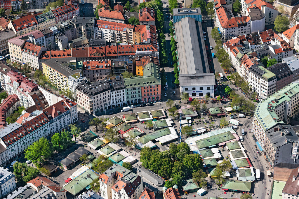 dr__0063594.jpg | MüNCHEN 29.04.2025 Verkaufs- und Imbißstände und Handelsbuden auf dem Viktualienmarkt in München im Bundesland Bayern, Deutschland. // Sale and food stands and trade stalls in the market place on Viktualienmarkt in Munich in the state Bavaria, Germany. Foto: Daniel Reiter